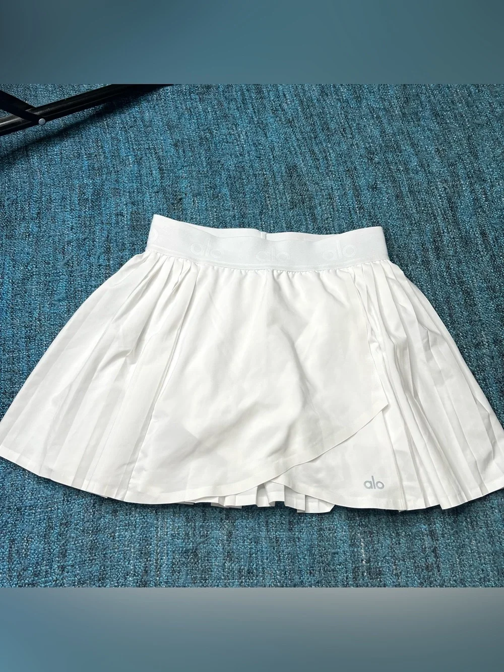 Alo Yoga Aces Tennis Skirt in White Women's XS/Small Pickleball Pleated Skort